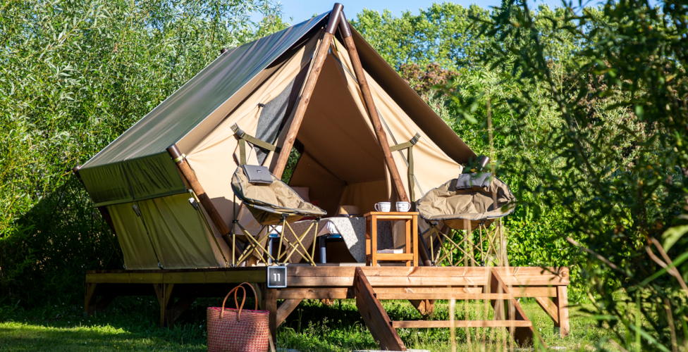 The cozy Moorea tent, available for rent at Le Léhan campsite in Brittany in Finistère, by the sea