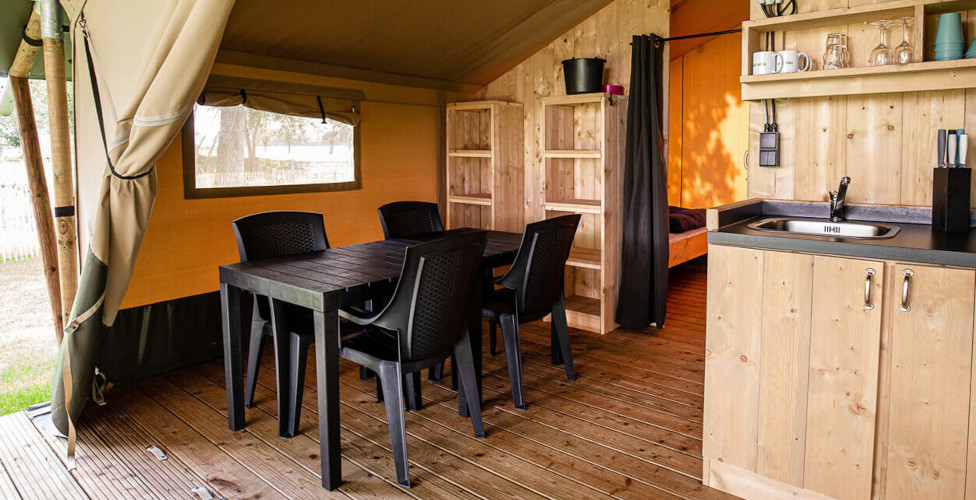 Woody 25 Lodge Tent, available for rent at Le Léhan campsite in Brittany, Finistère, by the sea