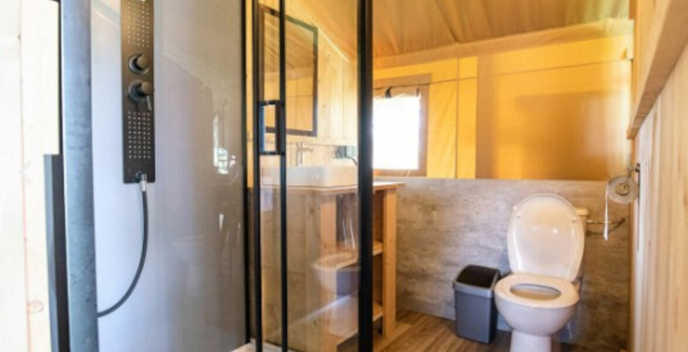 Woody 25 Lodge Tent, available for rent at Le Léhan campsite in Brittany, Finistère, by the sea