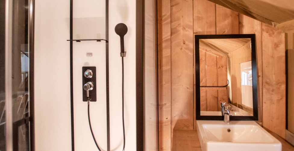 Woody 35 Lodge Tent, available for rent at Le Léhan campsite in Brittany, Finistère, by the sea